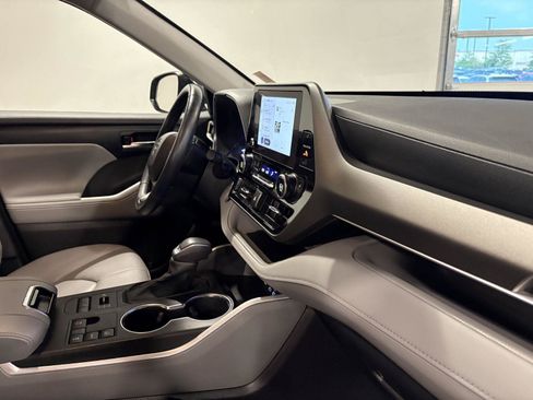 Used 2024 Toyota Highlander XLE AWD/4WD image 48
