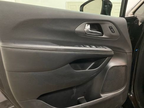 Used 2025 Chrysler Pacifica Select FWD image 30