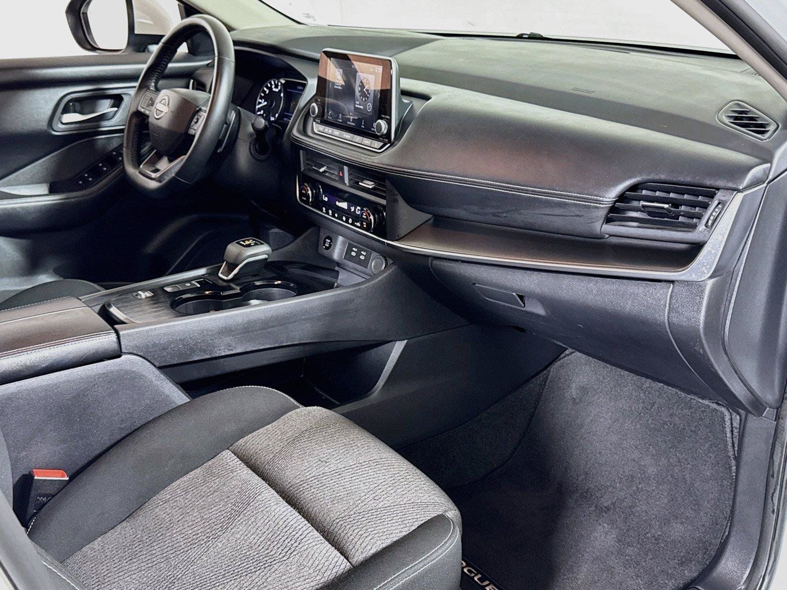 Used 2025 Nissan Rogue SV FWD image 25