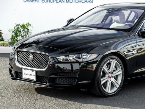 Used 2019 Jaguar XE Premium image 2