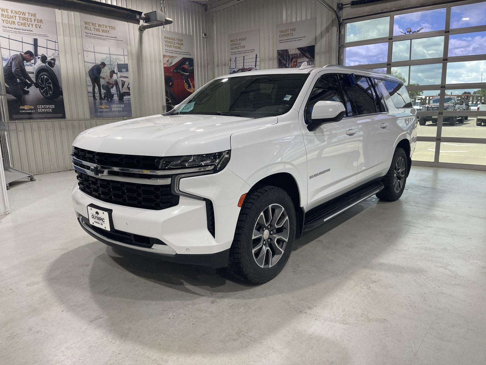 Used 2023 Chevrolet Suburban LS AWD/4WD image 3