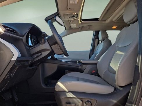 Used 2025 Toyota Sienna XLE image 23
