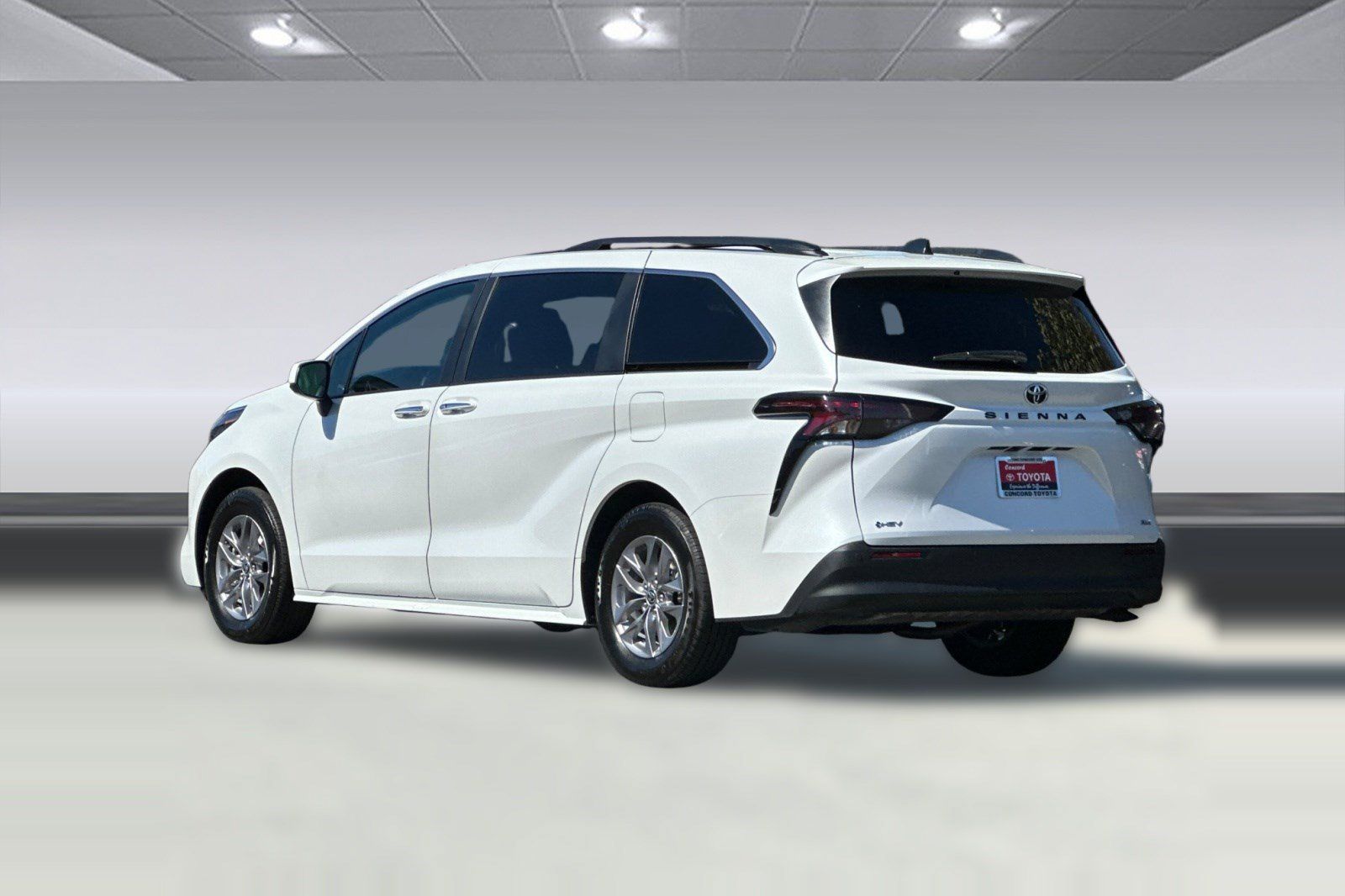Used 2026 Toyota Sienna XLE FWD image 3