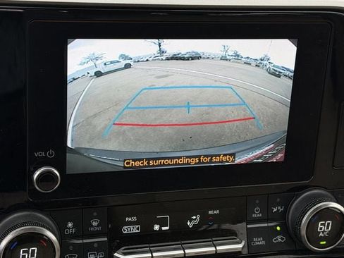 Used 2023 Toyota Highlander XLE image 18