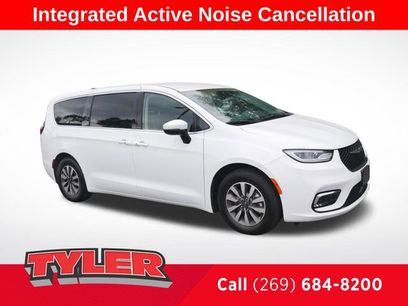 Used 2023 Chrysler Pacifica Touring-L