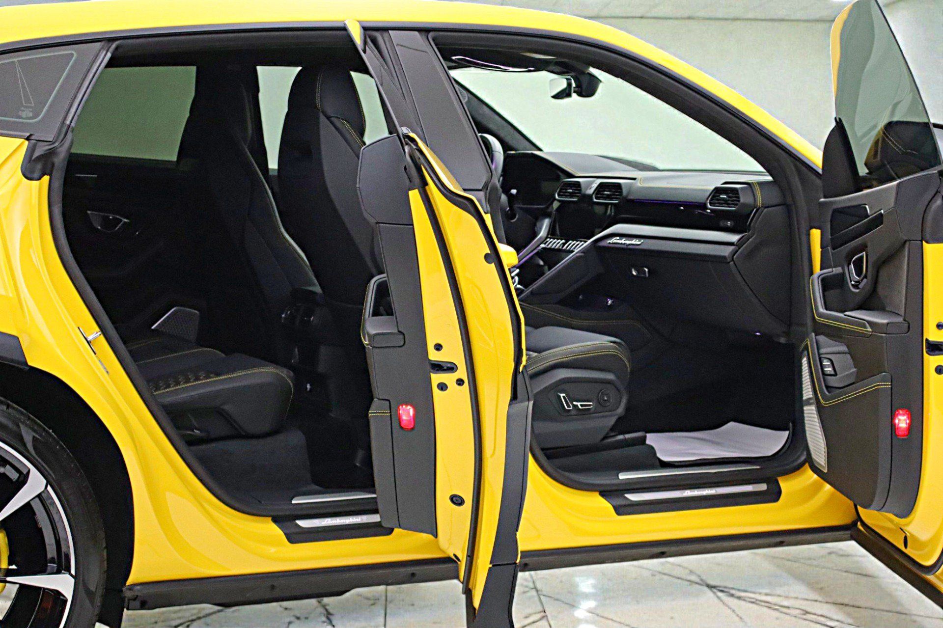 Used 2022 Lamborghini Urus AWD/4WD image 13