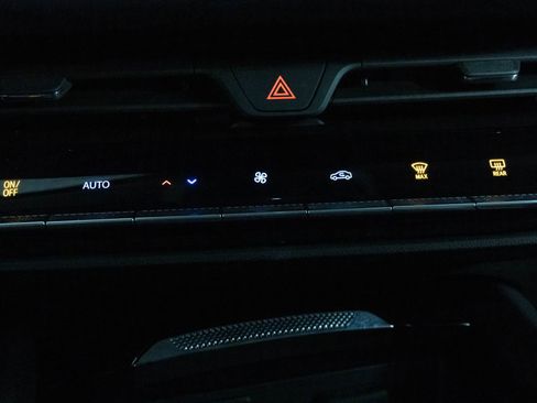 Certified 2025 Buick Envision Sport Touring image 25