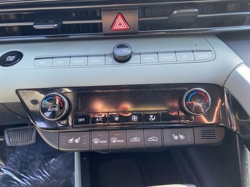 Used 2025 Hyundai Elantra Limited image 18