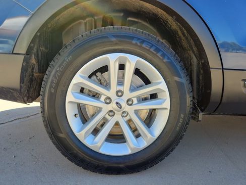 Used 2017 Ford Explorer XLT w/ Equipment Group 202A FWD image 11