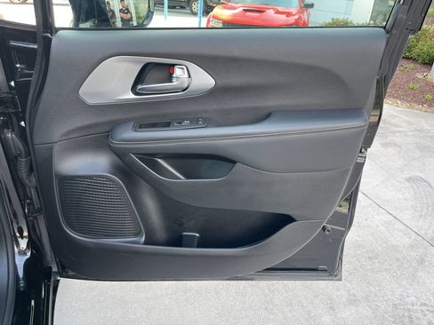 Used 2025 Chrysler Pacifica Limited FWD image 29