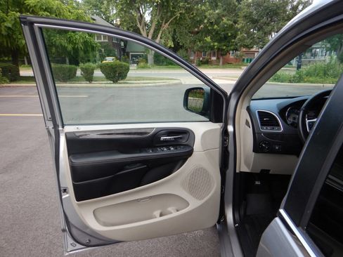 Used 2016 Chrysler Town & Country Touring w/ Driver Convenience Group FWD image 10