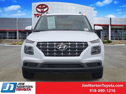 Used 2025 Hyundai Venue SEL FWD image 2
