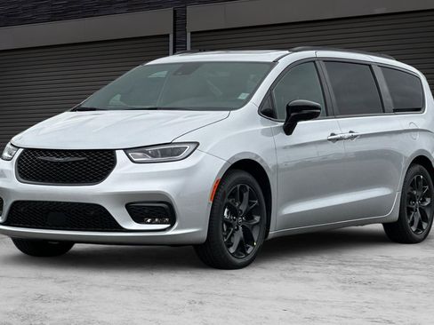 New 2026 Chrysler Pacifica Limited w/ Uconnect Theater Family Group FWD image 9