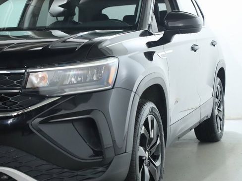 Used 2024 Volkswagen Taos SE image 4