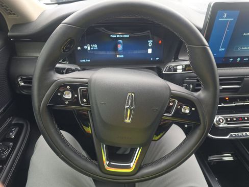 Used 2025 Lincoln Corsair AWD image 7