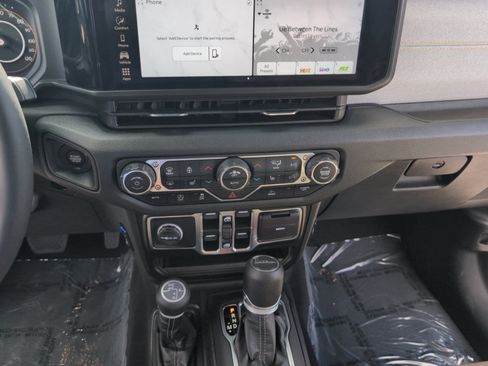 Used 2025 Jeep Gladiator Sport AWD/4WD image 15