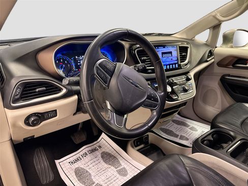 Used 2017 Chrysler Pacifica Touring-L image 9