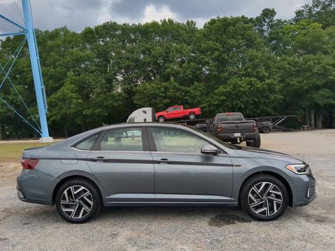 Used 2024 Volkswagen Jetta SEL FWD image 2