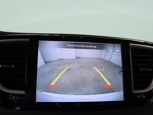 Used 2025 Chrysler Pacifica Select image 14