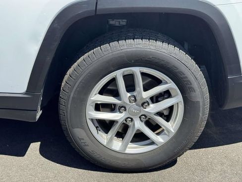 Used 2023 Jeep Grand Cherokee L Laredo RWD image 13