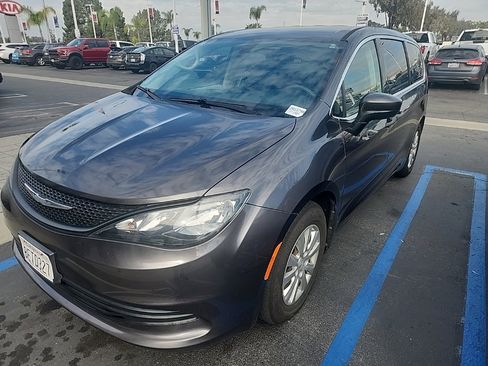 Used 2018 Chrysler Pacifica L image 3