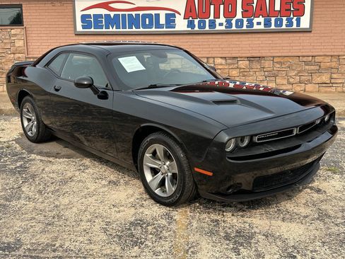 Used 2019 Dodge Challenger SXT RWD image 3