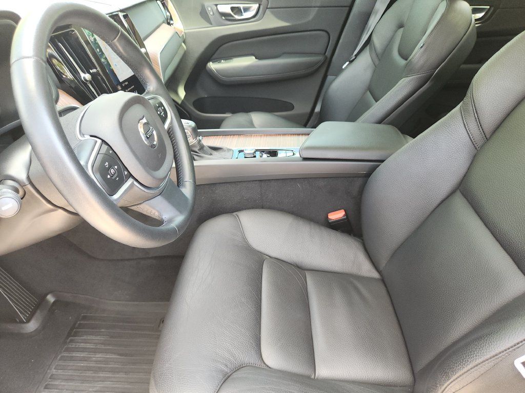 Used 2021 Volvo XC60 T5 Momentum w/ Premium Package FWD image 22