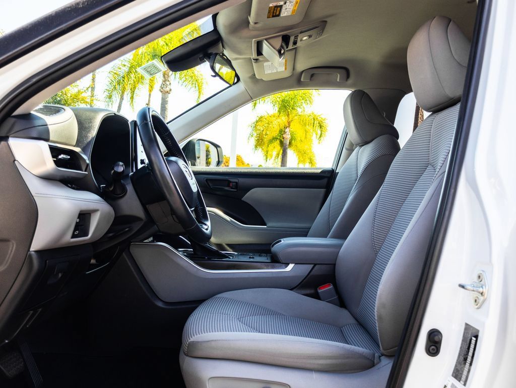 Used 2022 Toyota Highlander LE FWD image 9