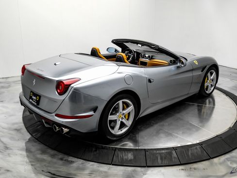 Used 2016 Ferrari California T image 17