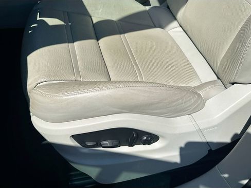 Used 2023 Porsche Cayenne Platinum Edition image 21