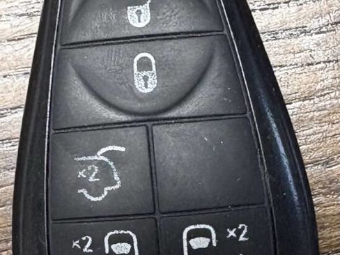 Used 2016 Chrysler Town & Country Touring image 19