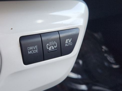 Used 2017 Toyota Prius Prime Advanced image 25