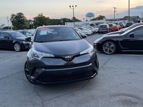 Used 2019 Toyota C-HR XLE image 11