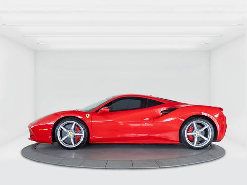 Used 2018 Ferrari 488 GTB RWD image 2