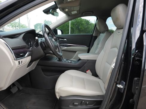 Certified 2023 Cadillac XT4 Luxury w/ Cold Weather Package image 18