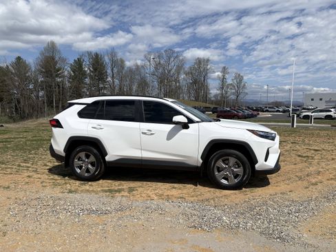 Used 2024 Toyota RAV4 XLE w/ Convenience Package image 7