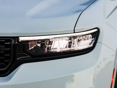 New 2025 Jeep Grand Cherokee Summit image 5