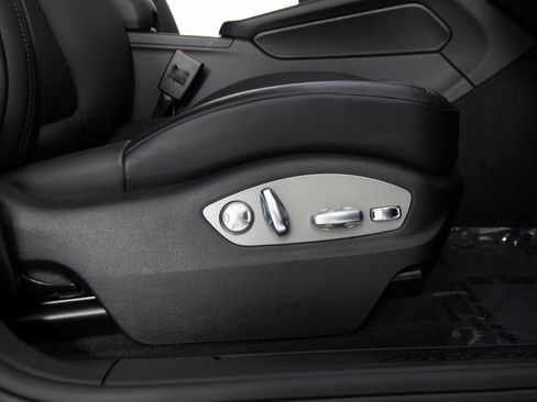 Certified 2025 Porsche Macan image 33