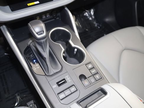 Used 2023 Toyota Highlander XLE image 30