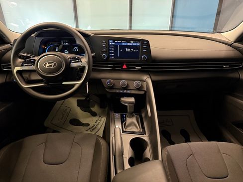 Used 2025 Hyundai Elantra SE image 9