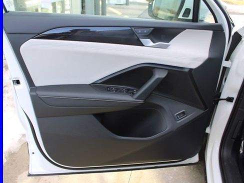 Used 2025 Volkswagen Tiguan SE image 19