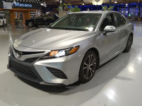 Used 2019 Toyota Camry SE FWD image 1