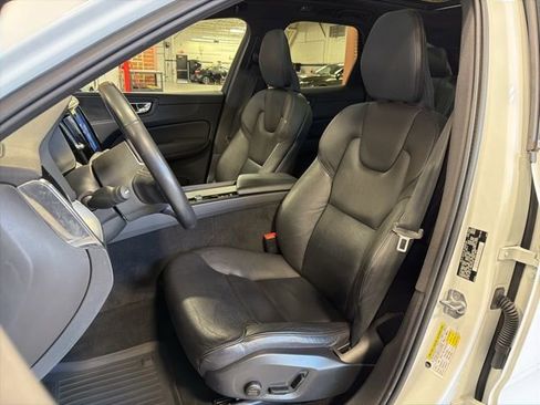 Used 2020 Volvo XC60 T6 Momentum w/ Protection Package image 13