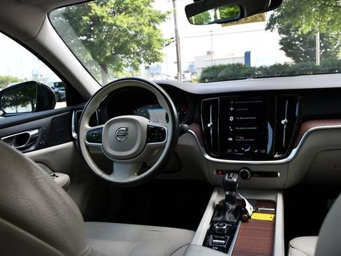 Used 2019 Volvo S60 T5 Momentum w/ Multimedia Package FWD image 17