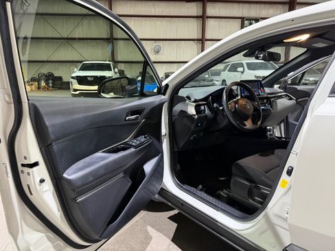 Used 2019 Toyota C-HR XLE FWD image 12