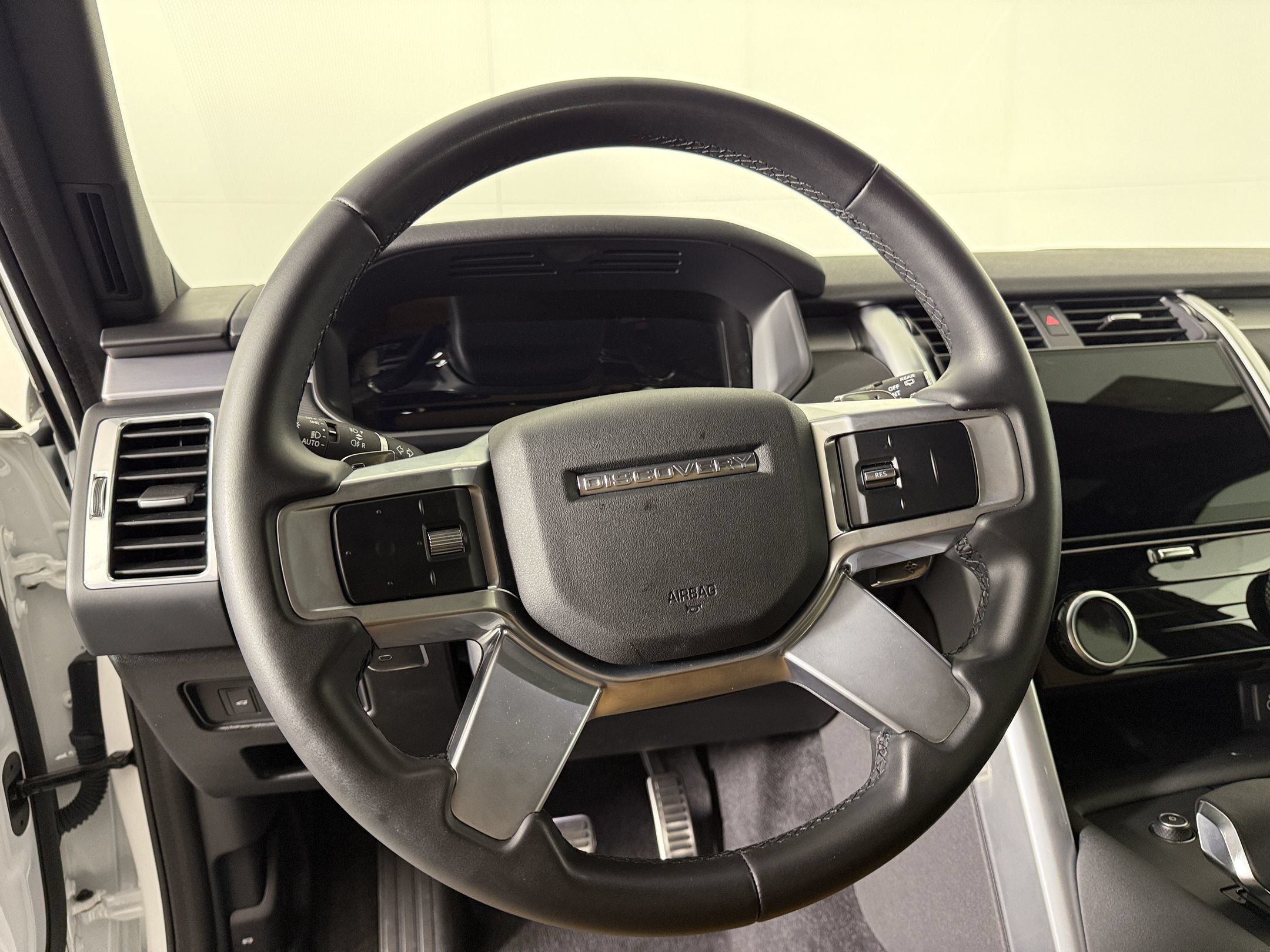 Used 2025 Land Rover Discovery Dynamic SE AWD/4WD image 11