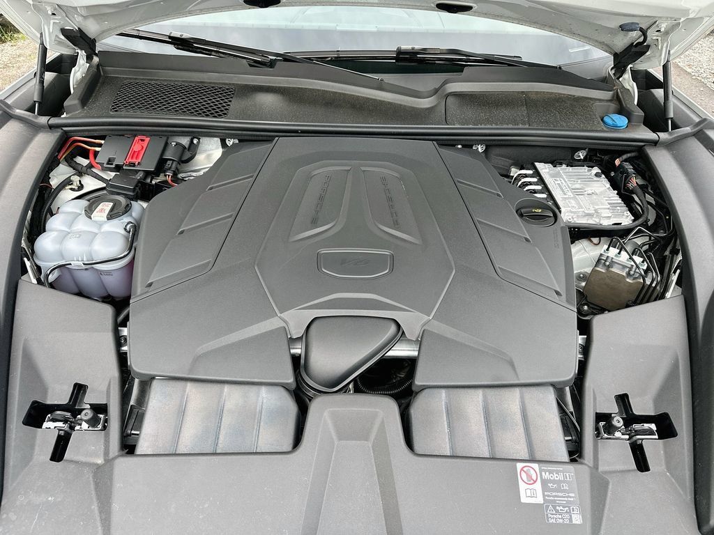 Certified 2025 Porsche Cayenne AWD/4WD image 31