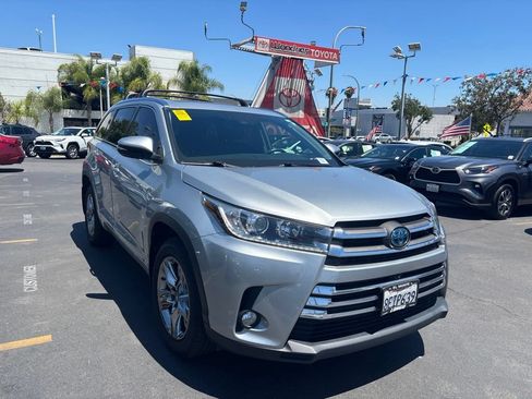Used 2018 Toyota Highlander Limited Platinum w/ Carpet Mat Package (TMS) AWD/4WD image 2