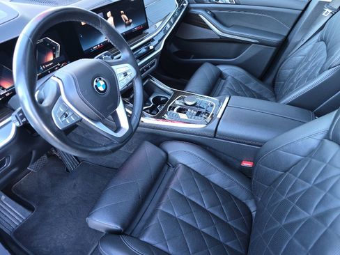 Used 2024 BMW X7 xDrive40i w/ Premium Package image 9