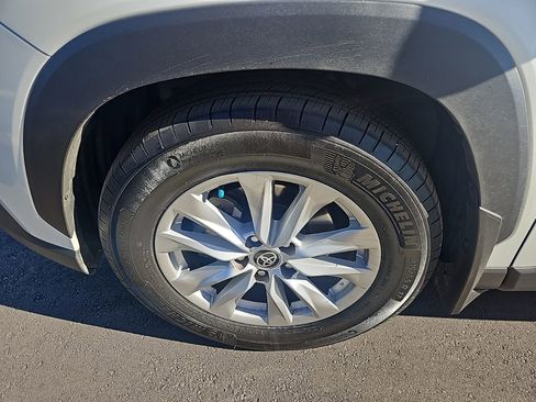 Used 2023 Toyota Corolla Cross LE image 11